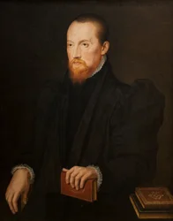 Hombre barbudo y pelirrojo, sentado